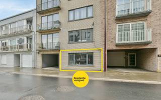 In de Grotestraat, op een topligging in het centrum van De Haan en op wandelafstand van winkels, horeca en openbaar vervoer, bevindt zich...