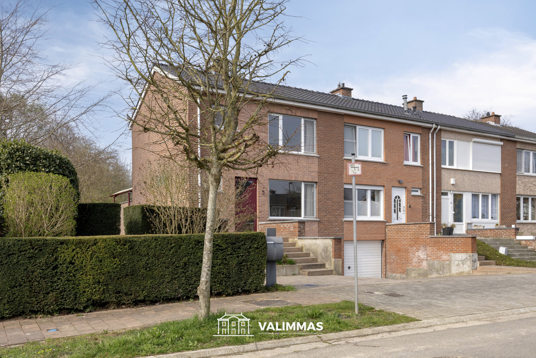 Welgelegen en verzorgde driegevelwoning met garage en tuin - foto 3