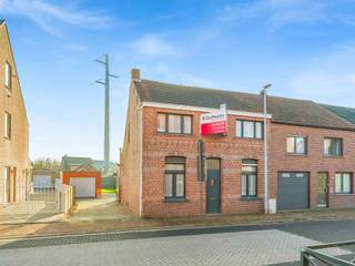 Halfopen gezinswoning met vrijstaande garage, zuidgerichte tuinDeze halfopen woning met vrijstaande garage en zuidgerichte tuin biedt een mooie kans...