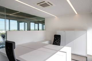 In het gekende en vlot bereikbare bedrijvenpark Evolis bieden we dit <strong>instapklaar en hedendaags rooftop kantoor</strong> op de 3e verdieping aan, bereikbaar via trap en lift. De open space is ingericht voor een <strong>14-tal werkplekken </strong>en wordt aangevuld met 3 aparte bureaus. Het kantoor is instapklaar ingericht met inbouwkasten en een doordachte inrichting, zodat u zonder zorgen kunt intrekken. <br /><br />Bovendien beschikt het kantoor over een <strong>praktische keukenhoek</strong> en <strong>vergaderzaal.</strong> Daarbovenop heeft u toegang tot gemeenschappelijke vergaderzalen, een seminarie- en ontspanningsruimte, wat het ideale werkklimaat bevordert en teamwerking stimuleert.<br /><br />Gelegen aan de voorzijde van het gebouw, geniet u niet alleen van een panoramisch uitzicht, maar dankzij de rooftopligging ook van een prachtig zicht langs zowel de voor- als achterzijde. Dit zorgt voor een prominente zichtbaarheid, ideaal voor uw bedrijfsimago. De ligging in het bedrijvenpark Evolis zorgt voor een uitstekende ontsluiting met een vlotte verbinding naar de <strong>E17 </strong>en<strong> E403</strong> en richting Kortrijk, Gent en Lille.<br /><br />Tot slot zijn er 6 privatieve parkeerplaatsen inbegrepen, wat het comfort voor medewerkers en bezoekers aanzienlijk verhoogt. Perfect voor bedrijven die op zoek zijn naar een moderne, functionele en inspirerende werkomgeving op een strategische locatie met uniek uitzicht. <br /><br />Telenet Fiberverbinding: <strong>75 EUR/maand</strong> (per 10 gebruikers).<br />Aansluiting op gemeenschappelijke firewall: <strong>50 EUR/maand.</strong><br />Gebruik van de kleine ruimtes is inbegrepen in de huurprijs.<br />Meeting rooms en grote zaal : 2 halve dagen per jaar inbegrepen.<br /><br />Contacteer Henry Van Tornhout voor bijkomende inlichtingen of een vrijblijvend plaatsbezoek via <strong>+32 474 13 37 93</strong> of via <strong>henry@kmovastgoed.be</strong><br /><br />