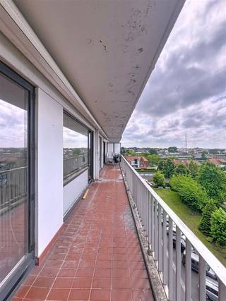 <h1><span>Instapklaar appartement met ruim balkon en op toplocatie in Roeselare</span></h1><h1><span> </span></h1><h1><span>Ontdek dit lichtrijke appartement op de </span><span>6de verdieping</span><span> van een gebouw met </span><span>lift</span><span>, ideaal gelegen op een boogscheut van het centrum van Roeselare en vlakbij alle belangrijke uitvalswegen. Een ideale combinatie van bereikbaarheid en comfort!</span></h1><h1><span>Indeling:</span><span><br />Via de inkomhal kom je binnen in een </span><span>ruime en lichtrijke woonkamer</span><span>, die directe toegang biedt tot het </span><span>aangename balkon</span><span> – de perfecte plek om te genieten van het open zicht.<br />De </span><span>keuken</span><span> heeft eveneens toegang tot het balkon, wat zorgt voor een aangename connectie tussen binnen en buiten.</span></h1><h1><span>Verder beschikt het appartement over </span><span>twee volwaardige slaapkamers</span><span>, een </span><span>badkamer met ligbad</span><span>, een </span><span>apart toilet</span><span> en een </span><span>praktische berging</span><span> binnen het appartement zelf.<br />Als extra troef is er nog een </span><span>privatieve kelderberging</span><span>, ideaal voor extra stockage.</span></h1><h1><span> </span></h1><h1><span>Troeven op een rijtje:</span></h1><ul><li><span>Gelegen op de 6de verdieping </span></li><li><span>Ruim balkon</span><span> met toegang vanuit woonkamer, keuken en slaapkamer </span></li><li><span>Lift aanwezig</span><span> in het gebouw</span></li><li><span>Centrale ligging</span><span> nabij centrum én uitstekende bereikbaarheid</span></li><li><span>Vlotte parkeermogelijkheden in de buurt</span></li><li><span>Kelderberging</span><span> inbegrepen</span></li><li><span>Interessante </span><span>investeringsopportuniteit</span><span> </span></li></ul><h1><span> </span></h1><h1><span>Dit appartement is perfect voor zowel </span><span>eigen bewoning</span><span> als </span><span>investering</span><span>. Dankzij de ligging en indeling is het bijzonder aantrekkelijk voor huurders en biedt het een interessant huurrendement.</span></h1>