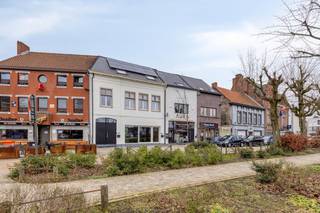 Gelegen op het Oostakkerdorp biedt deze statige gevel u een wereld van mogelijkheden. Het woongedeelte is volledig instapklaar en tot in de...