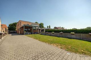 <p><span>100% INSTAPKLARE GEZINSWONING MET EPC A EN ZUIDTUIN!</span></p><p><span>Deze halfopen woning is gelegen in een verkeersluwe straat op een perceel van 510 m². Tien jaar geleden werd de woning volledig gestript en grondig gerenoveerd, kwasie nieuwbouw, technische en energetische vernieuwingen volgens de hedendaagse normen en klaar voor de toekomst.</span></p><p><span>Energiezuinig, lichtinval, comfort en opbergruimte zijn hier de sleutelwoorden. </span></p><p><span>Via de inkomhal met gastentoilet, ingemaakte vestiairekasten en toegang tot de kelder betreedt u de leefruimte. Daarnaast bevindt zich een praktische berging/wasplaats met maatwerk, een inloopdouche en aansluitingen voor wasmachine en droogkast.</span></p><p><span>De open leefruimte (50 m²) vormt één harmonieus geheel met zithoek, eetplaats en een strakke leefkeuken. Deze is volledig ingericht met kwalitatieve Miele-toestellen, een kookeiland met ontbijthoek, een overvloed aan kastruimte en airconditioning, De woning geniet van een aangename lichtinval, een groot schuifraam, voorzien van een vliegenraam, directe toegang tot het zonnige terras met een verplaatsbare Arezzo-overkapping en terrasverwarming.</span></p><p><span>Op de eerste verdieping bevinden zich drie slaapkamers (19 m², 10 m² en 8 m²), een afzonderlijk nachttoilet en een ruime badkamer (13 m²). De masterbedroom beschikt over een dressing, terwijl beide kinderkamers zijn uitgerust met ingemaakte kasten. De badkamer is ingericht met een ligbad, een inloopdouche, een dubbel lavabomeubel met spiegelkast, een extra opbergkast en een sierradiator.</span></p><p><span>Via een luik met een stevige vlizotrap bereikt u de ruime, afgewerkte opbergzolder. Daarnaast beschikt de woning over een kelder. </span></p><p><span>Op het gelijkvloers werd gekozen voor onderhoudsvriendelijke tegelvloeren en de verdieping is afgewerkt met een warme parketvloer.</span></p><p><span>Buiten een volledig omheinde, zuidgerichte en kindvriendelijke tuin met een ruim terras waar u kan genieten van het buitenleven. </span></p><p><span>Achteraan bevindt zich een afzonderlijke garage van 40 m² met een hoge sectionaalpoort, extra bergruimte en een apart toilet. De garage is bereikbaar via de oprit met automatische toegangspoort.</span></p><p><span>De woning werd afgewerkt met duurzame en kwalitatieve materialen en beschikt over tal van extra's, waaronder ingemaakte kasten, zonnepanelen, vloerverwarming, EPC-label A, ventilatiesysteem D, een waterontharder, regenwater-recuperatie aangesloten op de toiletten en buitenkraan, vliegenramen,...</span></p><p><span>Kortom, een verzorgde en energiezuinige woning die volledig instapklaar is en met aandacht voor comfort, kwaliteit en duurzaamheid. </span></p><p><span>Contacteer ons voor meer informatie of plan uw bezoek!</span></p><p><span> </span></p>
