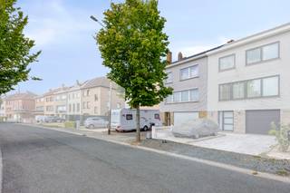 <p>Looking for a family home to renovate in a quiet area of Liedekerke? This bel-etage property offers generous living space and plenty of potential.</p><p>Built in 1977, the house provides a solid foundation for a renovation project tailored to your needs. The ground floor includes an entrance hall, a spacious garage, storage areas and a garden.</p><p>The first floor features a bright 32m² living room, a separate kitchen, a guest toilet and a pleasant terrace with direct access to the garden.</p><p>The second floor offers three spacious bedrooms, a dressing room and a bathroom with a bathtub and toilet.</p>