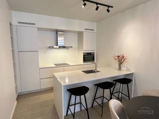 ENERGIEZUINIG APPARTEMENT (BOUWJAAR 2024) MET TERRASDit recent opgeleverd appartement (2024) combineert modern wooncomfort met een energiezuinig...