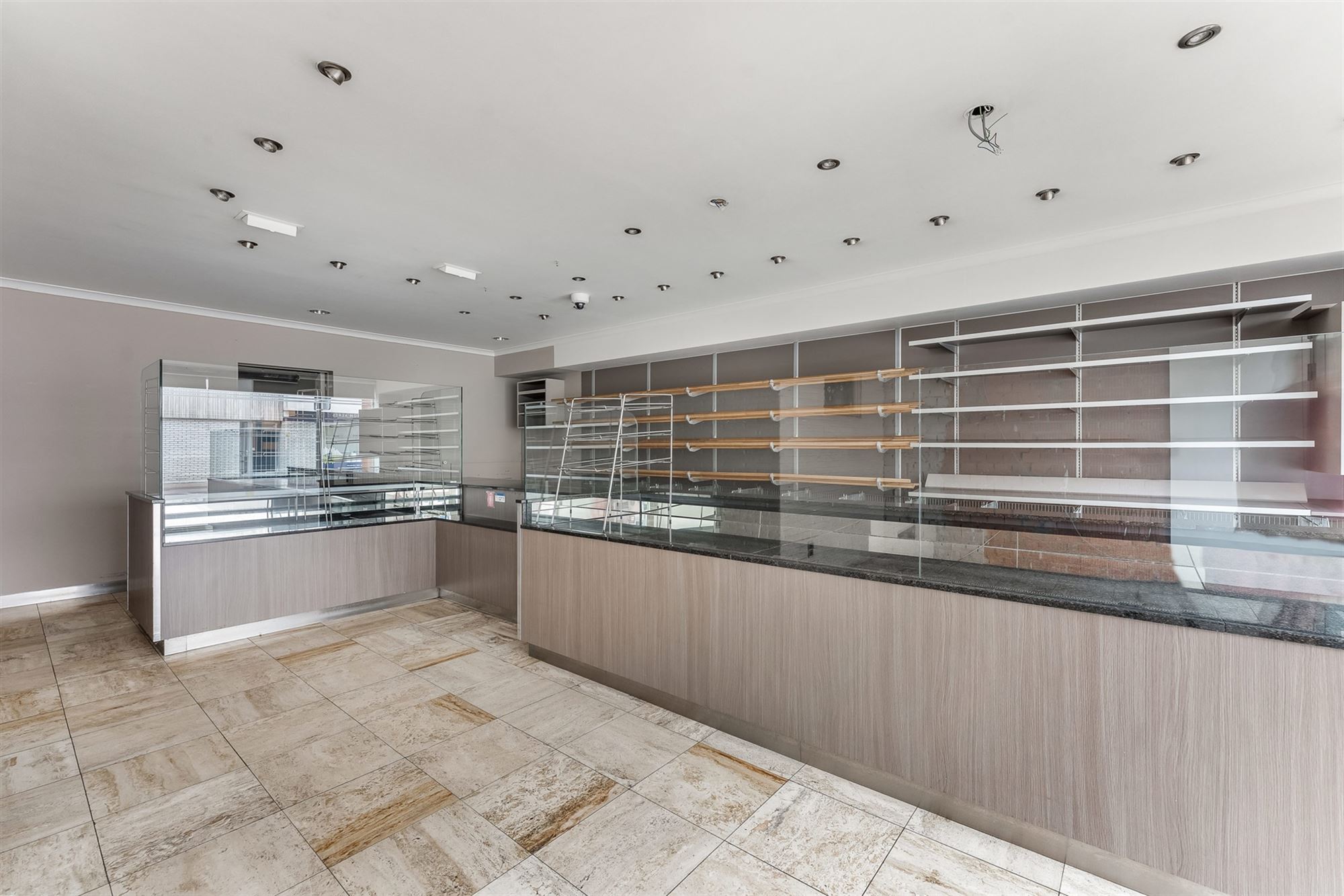 CENTRAAL GELEGEN, RUIM HANDELSPAND MET WOONST (415M²) TE BALEN - foto 4