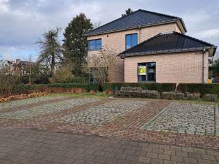 <p>In het centrum van Meerhout kan u een gelijkvloerse gemeubelde kantoren huren voor 1200 euro per maand.</p>
<p>Indeling : inkomhal met balie, open kantoorruimte, aparte vergaderzaal, directeurskantoor, keuken, terras en voldoende parkeerplaatsen voor de deur.</p>
<p>EPC 282 kWh/m², energielabel C (certificaatnummer: 20241230-0003487245-KNR-1)</p>
<p>Bouwjaar 1996, verwarming mazout, bruikbare oppervlakte 120m².</p>
<p>1200 euro/maand, éénmalige kost voor de plaatsbeschrijving.</p>