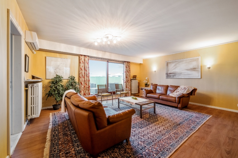 Roeselare-stadskern. PENTHOUSE op 6de verdieping aan het Coninckplein gelegen, met 2 slaapkamers, ochtendterras en avondterras. Een pareltje met unieke ligging ! - foto 5