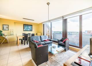 Centraal gelegen penthouse in Sint-Idesbald met twee terrassen en garagemogelijkheid.<br /><br />In de Residentie Golfslag bevindt zich dit ruime (118m²) penthouse op de vijfde verdieping. Dankzij de grote raampartijen geniet het appartement van een overvloed aan natuurlijk licht. Daarnaast heeft het pand een centrale ligging: vlakbij winkels, restaurants en het strand.<br /><br />Het unieke appartement werd als volgt ingedeeld:<br />Ruime inkomhal met vestiairemogelijkheid | lichtrijke leefruimte met toegang tot 1ste zonneterras (met 2 buitenbergingen) | open, uitgeruste keuken met toegang tot berging (aansluiting wasmachine en droogkast) | 1ste volwaardige slaapkamer met toegang tot 2de terras (met 3de buitenberging) | 2de volwaardige slaapkamer met toegang tot 2de terras | 3de volwaardige slaapkamer | badkamer met bad, douche en dubbele lavabo in meubel | afzonderlijk toilet met lavabo.<br /><br />Er is de mogelijkheid om een afgesloten garagebox aan te kopen in de residentie op de ondergrondse verdieping (vraagprijs: €50.000).<br /><br />Bent u op zoek naar een appartement met drie slaapkamers én zonnige terrassen in Sint-Idesbald? Aarzel dan niet en contacteer ons.<br />