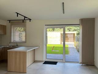 Rustig gelegen nieuwbouwwoning met 4 slaapkamers en een tuin.<br /><br /><strong>BIJZONDERHEDEN:</strong><br />- Zonnepanelen;<br />- Rustig gelegen; <br />- Vloerverwarming met mogelijkheid tot koelen <br />- Tuin met terras en tuinberging<br />- Raamdecoratie en verlichting voorzien <br />- Onmiddellijk beschikbaar<br /><br /><strong>INDELING:</strong><br /><strong>Gelijkvloers: </strong>Inkomhal, toilet, woonkamer, keuken, wasplaats<br /><strong>1ste verdiep:</strong> nachthal, 3 slaapkamers, badkamer, toilet <br /><strong>2de verdiep:</strong> 1 slaapkamer en berging<br /><br />
<p>Indien u een bezichtiging wenst, gelieve u hieronder kandidaat te stellen.<br />Zodra we u hiervoor selecteren, contacteren we u voor een afspraak.</p>
<p>Door de grote toestroom van huuraanvragen, zijn we niet in de mogelijkheid iedereen persoonlijk te beantwoorden, indien u binnen 10 dagen geen reactie van ons heeft ontvangen, komt u niet in aanmerking voor dit pand.</p>