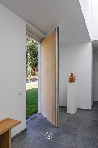 In de exclusieve woonparkomgeving van Bolderberg bevindt zich deze modernistische villa naar de hand van architect Francis Strauven, een meesterwerk van licht, rust en geavanceerde technologie. De in 2014 gerenoveerde eigendom onderscheidt zich door een hoogwaardige afwerking met materialen zoals massief noestenvrij parket, natuursteen en designaccenten van Antonio Lupi en Vola.<br />Het interieur vloeit naadloos over in de groene omgeving dankzij kamerhoge raampartijen met driedubbele beglazing. De woning biedt drie ruime slaapkamers en twee luxueuze badkamers, verdeeld over het gelijkvloers en het functionele souterrain, waar ook een privé-sauna en een garage voor drie wagens zijn ondergebracht. De Bulthaup-keuken met V-Zug toestellen vormt het culinaire hart van de woning, terwijl technieken zoals een geothermische warmtepomp, PV-panelen en een geavanceerd ventilatiesysteem zorgen voor een ongeëvenaard wooncomfort.<br />Buiten geniet u op het zuidgerichte perceel van bijna 30 are van optimale privacy en een weids zicht. Met een royaal arduinen terras en reeds aanwezige voorzieningen voor een zwembad, biedt dit domein alle ruimte voor een exclusieve levensstijl op een absolute toplocatie.