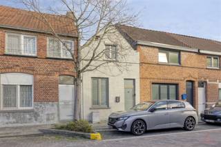 <p>Ontdek deze gezellige woning, rustig gelegen in Hamme op wandelafstand van winkels, scholen en openbaar vervoer. De woning biedt een ideale combinatie van comfort, licht en ruimte — perfect voor starters of koppels die op zoek zijn naar een fijne thuis met tuin.</p><p>Op het gelijkvloers vind je een lichtrijke woonkamer, een praktische keuken en een badkamer met toilet. Achteraan ligt een ruime tuin met veel mogelijkheden, ideaal om te ontspannen of kindvriendelijk in te richten.</p><p>De eerste verdieping beschikt over een slaapkamer en de mogelijkheid om een tweede slaapkamer te creëren.</p><p><span>Indeling.</span><br />- Gelijkvloers: woonkamer, keuken, badkamer met toilet<br />- Eerste verdieping: slaapkamer, mogelijkheid tot tweede slaapkamer</p><p><span>Troeven.</span><br />- EPC-label C<br />- Ruime tuin met veel potentieel<br />- Rustige ligging nabij winkels, scholen en openbaar vervoer</p><p><span>Locatie.</span><br />De woning is gelegen in een aangename woonwijk in Hamme, nabij onder andere supermarkt Lidl, bakkerij Wouters en op korte afstand van het centrum van Hamme. Ook  diverse wandel- en fietsroutes liggen in de buurt.</p><p>Contacteer ons vandaag nog voor een bezichtiging: Bart via 0470 80 51 08 of via bart@heritagevastgoed.be<br /> </p><p><span>Informatie.</span><br />- Totale perceeloppervlakte: 300 m²<br />- Bewoonbare oppervlakte: 89 m²<br />- EPC-label: C<br />- Stedenbouwkundige inlichtingen: Vg | Wg | Gmo | Gvkr | Gvv<br /> </p>