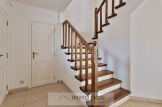 Ruime halfopen bebouwing met voortuin, terras, zonnige tuin, oprit en dubbele garage achteraan het perceel.Bij het betreden van de woning komt u...