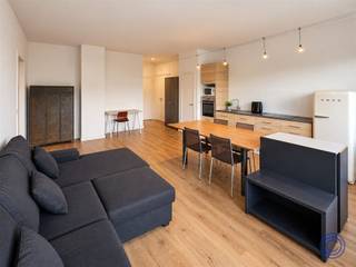 <p><span>Informatie appartement</span><span><br />Wonen op een toplocatie tussen de Schelde, Nieuw Zuid en het bruisende Zuid? Dit energiezuinige éénslaapkamerappartement in de Van der Sweepstraat combineert een leuke ligging met veel licht, een ruim terras en lage energiekosten. De leefruimte voelt aangenaam en open aan, met voldoende plaats voor een gezellige zit- en eethoek. De open keuken met kookeiland sluit hier mooi op aan en is uitgerust met een oven en elektrische kookplaat. Vanuit de slaapkamer wandel je rechtstreeks het brede terras op: dé plek voor een koffietje in de ochtend of een apero na het werk. Verder zijn er een badkamer met douche in bad, lavabo en toilet, een praktische berging met aansluiting voor wasmachine en droogkast en een inkomhal met ingemaakte vestiairekasten. Ook een ruime privatieve kelderberging en gemeenschappelijke fietsenstalling zijn inbegrepen. Met EPC-label A en verwarming via het warmtenet van Nieuw Zuid is dit appartement helemaal klaar voor de toekomst. Ideaal als eerste eigen stek, maar ook interessant voor investeerders: het appartement is momenteel verhuurd aan 1.050 EUR per maand en levert dus meteen rendement op. Restaurants, koffiebars, winkels, het Zuidpark en de Scheldekaaien liggen allemaal op wandelafstand. Stadse sfeer, veel comfort en een energiezuinige thuis op één van de leukste plekken van Antwerpen.</span></p><p><span> </span></p><p><span>Indeling</span></p><ul><li><span>Inkomhal met vestiairekasten</span></li><li><span>Lichtrijke leefruimte met zithoek en eetplaats</span></li><li><span>Open keuken met klein kookeiland, voorzien van een oven en elektrische kookplaat</span></li><li><span>Slaapkamer met toegang tot het grote terras</span></li><li><span>Badkamer met douche in bad, lavabo en toilet </span></li><li><span>Berging met aansluiting voor was- en/of droogmachine </span></li><li><span>Ruim terras over de volledige breedte van het appartement </span></li></ul><p><span> </span></p><p><span>Extra's</span></p><ul><li><span>Energiezuinige verwarming via het warmtenet van Nieuw Zuid</span></li><li><span>Gemeenschappelijke fietsenberging </span></li><li><span>Ruime privatieve kelderberging, inbegrepen in de aankoopprijs</span></li></ul><p><span> </span></p><p><span>Algemene informatie</span></p><ul><li><span>Huurovereenkomst van 01/11/2025 tot 31/10/2034. </span><ul><li><span>Huurprijs: 1.050 EUR/maand</span></li><li><span>Wenst u het appartement zelf te bewonen? Dan kan de huurovereenkomst worden beëindigd met een wettelijke opzegtermijn van 6 maanden</span></li></ul></li></ul><p><span> </span></p><ul><li><span>Maandelijkse lasten: 135 euro (verbruik en onderhoud van de gemene delen waaronder de lift, conciërge, blokpolis, syndicus,...)</span></li><li><span>Maandelijkse provisie voor het privatief verbruik van water en verwarming: 105 euro</span></li><li><span>Water en verwarming via gemeenschappelijke verbruikmeters</span></li><li><span>Elektriciteitsverbruik via een privatieve verbruikmeter</span></li></ul><p><span> </span></p><ul><li><span>EPC: label A</span></li><li><span>Asbestinventarisattest: in aanvraag</span></li><li><span>Elektrische keuring: conform</span></li></ul><p><span> </span></p><p><span>Gebouw</span></p><ul><li><span>Kelderverdieping, kantoren op de gelijkvloers en 8 verdiepingen met telkens 4 appartementen</span></li><li><span>Lift aanwezig</span></li><li><span>Parlofoon aanwezig</span></li></ul><p><span> </span></p><p><span>Ligging</span></p><ul><li><span>Topligging aan de Schelde en het bruisende Zuid</span></li><li><span>Restaurants, winkels en cafeetjes op wandelafstand</span></li><li><span>Goede bereikbaarheid</span></li></ul><ul><li><span>MOBISCORE: 9,5/10</span></li></ul><p><span> </span></p><p><span>*De informatie in deze prospect is ter informatieve titel: de kandidaat-kopers moeten hun eigen zaak maken van het verkrijgen, controleren en interpreteren van deze informatie.</span></p><p><span> </span></p><p><span> </span></p><p><span> </span></p>