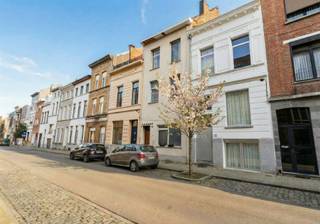 <p><strong>Ruime woning met mogelijkheden op het bruisende Zuid</strong></p><p>Op een uitstekende locatie op het Zuid, vlakbij het Hof Van Leysen en de Markgravelei, bevindt zich deze ruime stadswoning met tal van mogelijkheden. Gelegen in een rustige straat, maar toch op wandelafstand van winkels, horeca en openbaar vervoer. De woning beschikt momenteel over 7 slaapkamers en 1 badkamer en is ideaal voor wie op zoek is naar ruimte en flexibiliteit. Mits renovatie kan de woning geoptimaliseerd worden naar een praktische indeling met 6 slaapkamers en 2 badkamers.</p><p>De constructie is in goede staat, wat een solide basis biedt voor verdere afwerking en renovatie. Met een EPC-label C is er bovendien al een gunstige energetische uitgangspositie.<br />Er is momenteel geen buitenruimte aanwezig. Wel bestaat de mogelijkheid om één slaapkamer op de bovenste verdieping om te vormen tot een dakterras (onder voorbehoud van goedkeuring door de gemeente).</p><p><strong><u>Indeling &amp; troeven:</u></strong></p><p><br />- 7 volwaardige slaapkamers<br />- 1 badkamer (mogelijkheid tot 2)<br />- Ruime leefruimte<br />- Te renoveren naar eigen smaak<br />- Functionele indeling<br />- 215 m² bewoonbare opp</p><p><strong><u>Sterke punten:</u></strong></p><p><br />✔ Topligging op het Zuid<br />✔ Nabij Hof Van Leysen en Markgravelei<br />✔ Ideaal als investering of ruime gezinswoning<br />✔ Degelijke constructie<br />✔ Veel mogelijkheden na renovatie</p><p>Een interessante opportuniteit voor wie een ruime woning wil herinrichten op een centrale ligging in Antwerpen.</p><p>Wenst u meer informatie of had u graag een bezichtiging gewenst: <strong>info@markasa.be</strong> of <strong>03/827.72.92</strong></p>