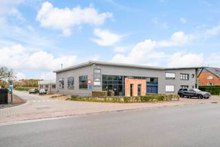 Bedrijfsgebouw - groot ong. 2280m² - met woonst - groot ong. 300m². Vlotte verbinding met centrum Sint-Truiden en Tienen, vlakbij de N80 Hasselt...
