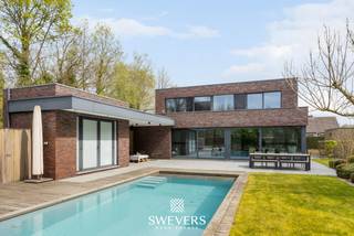 Voor meer info en foto’s, surf naar www.swevers.be– Deze instapklare open bebouwing in Heusden-Zolder (Pannewinning 23) combineert moderne afwerking...