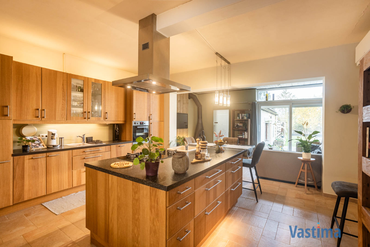 Instapklare woning met 3 slaapkamers, dubbele garage en grote tuin - foto 3