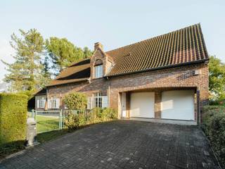 Gelegen in een rustige buurt, maar toch vlakbij de grote wegen, tussen Brussel en Waterloo, biedt deze gerenoveerde woning een bruto...