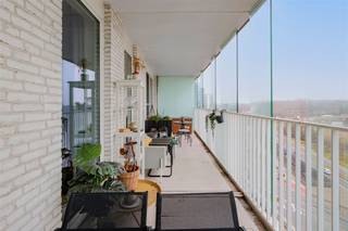 Van op de 8ste en bovenste verdieping van dit recente gebouw kijk je uit over de stad en haar dynamiek. Dit appartement aan de...