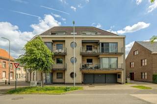 <p><span>Uitstekend gelegen gelijkvloersappartement met 2 slaapkamers &amp; garage (99m²)</span></p><p><span> </span></p><p><span>Dit betreft een uitstekend gelegen appartement met garage + berging op het gelijkvloers van een kleine residentie centrum Sint-Gillis-Waas.</span></p><p><span>Het appartement bevindt zich op wandelafstand van alle faciliteiten waaronder winkels, scholen, busstation, Sint-Helena site en de Sportzone.</span></p><p><span>De aangename woonbeleving met veel lichtinval, de rustige residentie en de centrale ligging zijn slechts enkele van de vele troeven die dit appartement te bieden heeft.</span></p><p><span> </span></p><p><span>INDELING</span></p><p><span>Riante inkomhal met toegang tot alle ruimten.</span></p><p><span>Ruime woonkamer met veel lichtinval.</span></p><p><span>Open keuken.</span></p><p><span>2 slaapkamers.</span></p><p><span>Comfortabele badkamer met douche, ligbad en lavabomeubel.</span></p><p><span>Apart toilet.</span></p><p><span>Berging.</span></p><p><span>Autostaanplaats achter garagepoort.<br />Afgesloten berging in garagecomplex.</span></p><p><span> </span></p><p><span>EXTRA</span></p><p><span>Bouwjaar 2007.</span></p><p><span>In prima staat van onderhoud.</span></p><p><span>ALU ramen met dubbele beglazing.</span></p><p><span>CV op aardgas.</span></p><p><span>Zeer aangename woonsfeer met veel lichtinval.</span></p><p><span>Afgesloten parkeerplaats + berging inbegrepen in verkoop.</span></p><p><span>Uitstekend gelegen aan de dorpskern op wandelafstand van alle faciliteiten.</span></p><p><span>Vlotte mobiliteit richting Antwerpen-Gent &amp; omliggende gemeenten via E34 en lokale invalswegen.</span></p><p><span>Momenteel verhuurd aan betrouwbare en correcte huurder. </span></p><p><span> </span></p><p><span>EPC: 181kWh/m² - Label B</span></p><p><span>Wg - Vg - Gvv - Gvkr - Gmo</span></p><p><span> </span></p>