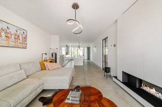 Op een absolute toplocatie in Nieuwpoort-Bad, in de kleinschalige Residentie Robbe Douce (bouwjaar 2019), bevindt zich dit stijlvolle en energiezuinige appartement. Gelegen in de Goethalsstraat 7, een rustige zijstraat van zowel de winkelstraat als de zeedijk, geniet u hier van de perfecte combinatie van rust en levendigheid, met de zee letterlijk om de hoek.<br />Het appartement verwelkomt u via een ruime inkomhal met apart gastentoilet. De lichtrijke leefruimte wordt gekenmerkt door grote raampartijen die uitgeven op het zonnige terras aan de straatzijde, waar u bovendien kunt genieten van een aangenaam lateraal zeezicht. De gezellige zithoek is uitgerust met een sfeervolle gashaard, terwijl de moderne open keuken volledig werd ingericht met kwalitatieve AEG-inbouwtoestellen, waaronder een combi-stoomoven.<br />Verder beschikt het appartement over twee volwaardige slaapkamers. De tweede slaapkamer geeft rechtstreeks toegang tot een tweede terras aan de achterzijde. De stijlvolle badkamer is afgewerkt met een dubbele wastafel en een ruime inloopdouche met regendouche.<br />Extra troeven zijn de comfortabele plafondhoogte van 2,50 meter, de aansluiting voor een wasmachine, de hoogwaardige afwerking en het instapklare karakter van het appartement.<br />Ook op vlak van energieprestaties scoort deze eigendom uitstekend. Dankzij de zonnepanelen voor zowel de privatieve als de gemeenschappelijke delen, de energiezuinige technieken en de vloerverwarming die vanop afstand regelbaar is, geniet u van optimaal wooncomfort met een laag energieverbruik.<br />Tot slot is een ruime privatieve ondergrondse kelder inbegrepen, ideaal als extra bergruimte.<br />Een unieke opportuniteit voor wie op zoek is naar een recent, luxueus afgewerkt appartement op een topligging, op slechts enkele stappen van het strand, de winkels en de gezellige restaurants van Nieuwpoort-Bad. EPC: 30 kWh/m². Vraagprijs: 649000€