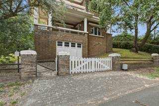 Deze woning is een beschermde, historische kustvilla gelegen in de prestigieuze villawijk De Concessie, een uniek en beschermd dorpsgezicht dat bekendstaat om zijn uitzonderlijke erfgoedwaarde en karaktervolle architectuur.<br /><br />Deze charmante villa uit 1933 bevindt zich op een toplocatie, op wandelafstand van het strand en het centrum van De Haan. Gelegen op een perceel van ca. 780 m² combineert deze eigendom authentieke charme, ruime volumes en een uitzonderlijk potentieel.<br /><br />Bij het binnenkomen wordt u verwelkomd in een statige inkomhal met authentieke tegelvloer en karaktervolle houten trap. De gezellige leefruimte ademt sfeer dankzij de originele vloeren, schouw en grote raampartijen die zorgen voor een aangename lichtinval. Aansluitend bevindt zich de keuken met toegang tot de tuin en de kelderverdieping. <br /><br />De eerste verdieping telt vier slaapkamers, waarvan meerdere voorzien zijn van een lavabo en ingemaakte kasten. De badkamer beschikt over een ligbad, lavabo en toilet. Via de tussenverdieping bereikt u een afgesloten veranda/dakterras met zicht op het groen.<br /><br />De ruime kelderverdieping omvat een garage, technische ruimte, berging, sanitaire ruimte met douche en diverse opslagmogelijkheden.<br /><br />Buiten geniet u van een prachtige, groene tuin met meerdere terrasplaatsen, volwassen bomen en een optimale privacy. <br /><br />Centrale verwarming op aardgas aanwezig. EPC: 590 kWh/m² jaar (label F). <br /><br />Een zeldzame opportuniteit om eigenaar te worden van een karaktervolle historische villa in één van de meest gegeerde en beschermde wijken van de Belgische kust.