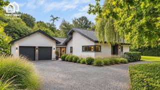 <p>Gelegen in<strong> een exclusieve en bijzonder rustige omgeving</strong> in Heikruis bevindt zich deze unieke, instapklare woning op een prachtig perceel van maar liefst <strong>3.418 m²</strong>. Deze architecturale parel combineert ruimte, licht en comfort met een doordachte indeling en hoogwaardige afwerking. De woning beschikt momenteel over<strong> drie volwaardige slaapkamers</strong> waarvan één op het gelijkvloers met de mogelijkheid om eenvoudig extra kamers te creëren naargelang uw wensen. Daarnaast zijn er twee badkamers voorzien. De ruime en lichtrijke leefruimtes vormen het hart van de woning en bieden een aangename connectie met <strong>de omliggende tuin </strong>en het groen. Dankzij <strong>de grote raampartijen </strong>geniet u hier van een overvloed aan natuurlijk licht en een open, ruimtelijk gevoel. De woning is volledig instapklaar, waardoor u zonder zorgen meteen kan verhuizen. Verder beschikt het pand over <strong>een dubbele garage.</strong> Op energetisch vlak zijn er <strong>zonnepanelen </strong>met hoog rendement aanwezig, is <strong>de elektriciteit conform</strong> de huidige normen en beschikt de woning over een<strong> EPC-label D</strong>, wat betekent dat er geen renovatieverplichting geldt. De verwarming gebeurt via stookolie en op het perceel is een eigen waterzuiveringsstation voorzien, aangezien er geen aansluiting is op de riolering. <strong>De volledige woning is onderkelderd</strong>. Gegeerde locatie - Geen renovatieverlichting - Elektriciteit conform - Het perceel is zowel in Vlaanderen als Wallonië. (Maatregelen opgenomen in het maatregelenregister: neen) (Stedenbouw in aanvraag).</p>