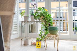 <p><span><br />Ruim en zonnig instapklaar appartement met mooi en rustig zonneterras EN RUIME GARAGEBOX en private kelder, gelegen in de Nieuwe Concessie, vlakbij centrum De Haan en het strand, maar toch in een rustige straat en klassevolle residentie. Tweede verdieping met lift. Schitterende epc! Indeling: ruime woonkamer met mooi zonneterras die uitgeeft op de binnenplaats (rust gegarandeerd!), open ingerichte keukenhoek met aangrenzende bergruimte, twee volwaardige slaapkamers met balkon, badkamer met ligbad en lavabo, douchekamer met douche en lavabo, aparte wc. Topper! </span></p>