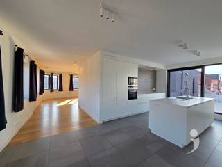 <p><span>Ruim 2 slaapkamer appartement op 2e verdieping met centrale ligging. Dit appartement is bereikbaar met een trap.<br />Gelegen op wandel afstand van het station van Leuven alsook het historische stadscentrum.</span></p><p><span><br />Het appartement heeft een ruime inkom een apart toilet en een berging met wasplaats.<br />Er is en mooie, lichtrijke leefruimte met veel ramen dat over loopt in een prachtige keuken en een ruim dakterras.<br />De keuken is voorzien van allerhande handige ingebouwde toestellen ( Afwasmachine, kookplaat, wastafel, oven, combi oven, frigo )<br />Alsook is deze keuken voorzien van veel opslagruimte.<br />Er zijn 2 ruime slaapkamers  van 14 en 16m²<br />De badkamer is voorzien van een wastafel en een douche.</span></p><p><span>Inclusief in de huurprijs is er een staanplaats op een afgesloten parking.<br /><br />Beschikbaar vanaf 1/9/2026 voor lange duur.<br />Dit appartement is </span><span>niet</span><span> bemeubeld.<br />Er zijn geen gemeenschappelijke lasten.<br /><br />Al het verbruik van energie/water is ten laste van de huurder.<br /><br />Interesse? Vraag uw bezoek aan via onze website.</span></p><p><span> </span></p>