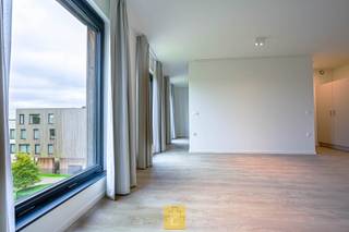 Stijlvol en zorgeloos vertoeven in een prachtige kader, vandaag en morgen? Op een boogscheut van de historische stad Brugge en vlak bij AZ St Jan ligt de nieuwe residentie Prinsenhof Senior Resort . De residentie wordt beheerd door Orpea die diensten van hoog niveau aanbiedt. De residenten genieten van permanente zekerheid door gepersonaliseerde begeleiding, hotel diensten met comfortabele leefruimtes, een gastronomische restaurant &amp; gezellige bar , een iedere dag gevarieerde animatie en activiteiten. Dit allemaal in een groene, rustige en uiterste aangename omgeving. Mogelijkheid tot aankoop van een ondergrondse autostaanplaats<br />Het appartement is smaakvol ingericht en beschikt over een lichtrijke leefruimte met grote glaspartijen en weidse uitzichten op de groene omgeving. De moderne open keuken is voorzien van alle comfort &amp; toestellen en aansluitend is een aparte ruime berging met dienstkraan voor het aansluiten van wasmachine/droogkast. De mooie slaapkamer is voorzien van alle comfort en heeft een grote badkamer. De badkamer bevat een toilet, lavabo, kast, inloopdouche met zitplank. Dit appartement kreeg een upgrade met zeer kwalitatieve materialen, en is volledig rolstoelvriendelijk. De flat heeft een E-peil 50 met EPB identificatiecode 31005-G-20146014/EP06050/D01/SD063. Het pand is gelegen is mogelijk overstromingsgevoelig gebied, G-score : A en P-score / D.