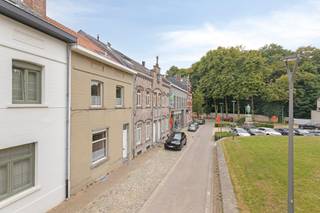 In het levendige centrum van Meise, waar winkels, scholen, openbaar vervoer en horeca op wandelafstand liggen, bevindt zich dit karaktervolle...