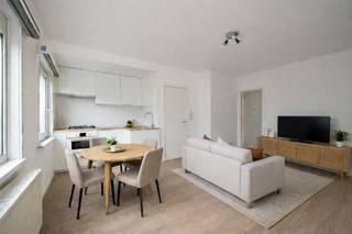 <p><span>Vivre dans un quartier calme et résidentiel avec le parc au coin de la rue ? Cet appartement fraîchement rénové avec une cuisine ouverte, des pièces lumineuses et des finitions modernes est situé au premier étage d'un petit immeuble proche de l'Eden Park rénové. </span></p><p><span> </span></p><p><span>Clair, aéré et prêt à être emménagé</span></p><p><span>Vous entrez dans l'appartement par le hall d'entrée commun. À l'intérieur, vous remarquez immédiatement la chaleur du parquet LVT, qui se poursuit de la salle de séjour jusqu'à la chambre à coucher. Le salon confortable avec cuisine ouverte est baigné de lumière grâce aux grandes fenêtres qui créent une atmosphère agréable et aérée. La cuisine est compacte mais complète : elle est équipée d'une plaque de cuisson au gaz à 4 feux, d'une hotte aspirante, d'un four combiné et d'un évier de 1,5 place —, idéal pour avoir tout à portée de main.</span></p><p><span>La chambre à coucher est située à l'arrière et communique avec une pièce de rangement pratique équipée d'une chaudière combinée actualisée et d'un espace pour les provisions ou le matériel de nettoyage. La salle de bains attenante est entièrement carrelée, fraîche et fonctionnelle. Elle est équipée d'une cabine de douche spacieuse, d'un lavabo, d'une armoire de toilette avec éclairage, de toilettes et de raccordements pour la machine à laver et le sèche-linge. Ici aussi, une fenêtre assure une ventilation et une luminosité naturelles.</span></p><p><span> </span></p><p><span>Vivre dans un environnement paisible et verdoyant</span></p><p><span>L'emplacement se distingue par sa tranquillité et son accessibilité. Vous vivez dans un quartier résidentiel calme de Wilrijk, à proximité des voies de communication et à quelques pas du Park van Eden rénové. Les commerces, les transports en commun et les artères se trouvent à proximité immédiate.</span></p><p><span> </span></p><p><span>Caractéristiques</span></p><p><span>Parquet LVT ; spots encastrés ; branchement machine à laver ; compteurs séparés pour l'eau, le gaz et l'électricité ; sols et murs isolés ; local à poubelles ; bon EPC ; proche des parcs ; quartier calme Wilrijk</span></p><p><span> </span></p>