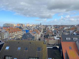 Ruim woonappartement (128 m²) met een indrukwekkende leefruimte en een panoramisch zicht op de jachthaven, de zee en het hinterland.De zonnige...