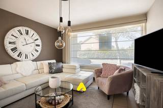 Calme, espace et un emplacement exceptionnel : cette maison parfaitement entretenue combine le meilleur de deux mondes.<br /><br />Située dans une rue tranquille en cul-de-sac, sans circulation passante, vous profiterez ici de toute l'intimité, tout en étant à distance de marche de la ville de Nieuport et de Nieuport Plage. De plus, derrière la maison se trouve une piste cyclable qui relie directement les deux lieux.<br /><br />Avec une superficie habitable de 159 m² , cette maison prête à vivre offre tout le confort à ceux qui recherchent un style de vie sans soucis.<br />Au rez-de-chaussée, un hall d'entrée spacieux avec vestiaire et toilettes pour invités vous accueille dans un espace de vie baigné de lumière, où de grandes baies vitrées créent une ambiance agréable et une belle connexion avec le jardin. La cuisine entièrement équipée s'ouvre parfaitement sur l'espace de vie et constitue le cœur de la maison. De plus, vous disposez d'un grand garage avec une buanderie pratique et un espace de rangement supplémentaire.<br /><br />Le premier étage comprend trois chambres à coucher et une salle de bain soigneusement aménagée avec baignoire, lavabo et toilettes.<br /><br />À l'extérieur, vous pourrez également profiter pleinement. Le jardin joliment aménagé et parfaitement entretenu avec terrasse ensoleillée est l'endroit idéal pour se détendre en toute tranquillité ou passer des moments conviviaux en famille et entre amis. En outre, un espace de stationnement est prévu devant la maison pour une voiture.<br /><br /><strong>Atouts de cette maison :</strong>
<ul>
<li>Emplacement calme dans une rue en cul-de-sac</li>
<li>À distance de marche de Nieuport Ville et de Nieuport Plage</li>
<li>Connexion cyclable directe derrière la maison</li>
<li>159 m² de superficie habitable</li>
<li>Trois chambres spacieuses</li>
<li>Grand garage avec buanderie et rangement</li>
<li>Prêt à vivre et en excellent état</li>
<li>Jardin ensoleillé et facile à entretenir avec terrasse</li>
<li>Parking privé devant la maison</li>
</ul>