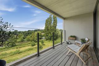<p>Bienvenue dans cet élégant appartement situé au 264A de la Hundelgemsesteenweg à Ledeberg (Gand).</p><p>Situé dans un emplacement exceptionnel à Ledeberg, cet appartement vous permet de profiter du meilleur des deux mondes : un cadre calme et verdoyant offrant une magnifique vue dégagée, tout en bénéficiant d'une excellente accessibilité. Les commerces, les transports en commun, les écoles et les axes routiers se trouvent à proximité, tandis que l’appartement offre une vue imprenable sur un vaste paysage verdoyant.</p><p>Cet appartement récent, livré en 2021, offre une surface habitable de 117 m² et est encore à l’état neuf. Grâce à ses finitions haut de gamme, ses pièces à vivre lumineuses et ses deux terrasses spacieuses, cet appartement est prêt à emménager et allie confort et qualité.</p><p>Avec un label EPC A, un score P A et un score G A pour l'évaluation de la consommation d'eau, ce bien répond en outre aux normes actuelles en matière d'efficacité énergétique et de durabilité.</p><p>Agencement<br />En passant par le hall d'entrée, vous accédez à l'appartement et vous vous retrouvez dans le salon lumineux doté de grandes baies vitrées et d'une cuisine ouverte entièrement équipée. Depuis le salon, vous avez un accès direct à la terrasse spacieuse, où vous pourrez profiter en toute tranquillité de la vue sur la verdure.</p><p>L'appartement dispose également de toilettes pour invités, d'une salle de bains élégante et de deux chambres à coucher spacieuses. Les deux chambres donnent sur une deuxième terrasse, ce qui offre un espace extérieur supplémentaire et crée une transition agréable entre l'intérieur et l'extérieur.</p><p>L’appartement dispose également d’une place de parking privative et d’un local à vélos commun, ce qui vient parachever le confort de vie.</p><p>Atouts<br />• Emplacement exceptionnel entre le centre-ville animé et la vallée de l’Escaut<br />• Accès rapide au centre de Gand, à l’E17 et à l’E40<br />• Commerces, écoles, transports en commun et restaurants accessibles à pied ou à vélo<br />• Cadre de vie paisible avec une vue dégagée et verdoyante<br />• Résidence de qualité offrant un confort de vie contemporain<br />• Idéal comme résidence principale et comme investissement durable<br />• Disponible dès la signature de l'acte<br />• Prix demandé : 459 000 €</p><p>Un appartement prêt à emménager où l'espace, le confort et un emplacement de choix s'allient à la perfection.</p><p>Contact<br />Plus d'informations ou une visite ?<br />Bart : +32 470 80 51 08 ou bart@heritagevastgoed.be]<br /> </p>
