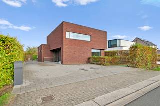 Deze exclusieve villa biedt de perfecte combinatie van strakke architectuur, luxe en comfort. De open leefruimte met panoramische ramen biedt...