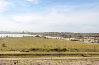 Dit uitzonderlijke dakappartement verwelkomt u via een stijlvolle inkomhal, voorzien van een gastentoilet en een praktische berging/wasplaats...