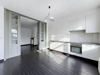Troisième étage :<br />- espace de vie sur parquet avec cheminée authentique<br />- cuisine avec plaque vitrocéramique, hotte, réfrigérateur, four et de nombreux rangements.<br />- à côté de la cuisine se trouve la salle de bain avec douche, uniquement lavabo, meuble, sèche-serviettes et toilettes<br />- chambre d'environ 9 m² sur parquet<br /><br />Détails : <br />- ÉPC : C<br />- compteurs séparés pour le gaz, l'eau et l'électricité, 15 euros/mois de frais communs<br />- disponible immédiatement<br /><br />(ré) acheter ou (louer) louer ?<br />Si vous avez des questions, vous pouvez toujours nous contacter !<br />Dewaele