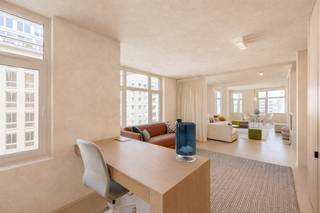 <p><strong>Luxueus gerenoveerd appartement in befaamde Meirbuilding</strong></p>
<p>Op de vierde verdieping van de Meir Building, een iconisch hoekgebouw uit 1936 van architect Joseph Baeyens, bevindt zich dit volledig gerenoveerde appartement, een uitzonderlijke woonkans in het hart van Antwerpen. Het appartement onderging een grondige renovatie met gebruik van hoogwaardige en duurzame materialen, waarbij elk detail zorgvuldig werd afgewerkt. Het resultaat is een futureproof woning die comfort en verfijning naadloos combineert en voldoet aan de strengste moderne normen.</p>
<p>Het gebouw, een prachtig voorbeeld van Art Deco-architectuur, ligt op de hoek van de Meirbrug en de Wiegstraat, op steenworp afstand van de Meir, de Groenplaats en de Wilde Zee. Een absolute toplocatie in de Antwerpse binnenstad.</p>
<p>Binnenin valt meteen de open en lichte indeling op, die zorgt voor een uitzonderlijk ruimtelijk gevoel en een panoramisch uitzicht vanuit elke hoek van het appartement. De moderne leefkeuken is volledig uitgerust en voorzien van maatkasten, een centraal kookeiland met praktische ontbijthoek en alle comfort die een hedendaagse keuken biedt. De keuken loopt vloeiend over in de woon- en eetruimte, die samen een elegante en lichte leefomgeving vormen met adembenemend uitzicht over de stad.</p>
<p>Een praktische bureauruimte, die ook afgesloten kan worden, biedt de ideale plek voor thuiswerk of kan dienen als extra logeerkamer. Aan de achterzijde bevindt zich de ruime mastersuite met ingemaakte kasten en een stijlvolle badkamer met inloopdouche.</p>
<p>Tot de extra troeven behoren een EPC B, doorgedreven isolatie, een grote aparte berging op de eerste verdieping, domotica waaronder elektrische gordijnen, de mogelijkheid tot overname van meubels en natuurlijk de unieke ligging midden in het bruisende stadscentrum. Dit appartement combineert historische allure en moderne luxe tot een uitzonderlijke woonervaring in Antwerpen.</p>
<p>Bent u ook helemaal verkocht aan dit appartement?<br />Contacteer LISTED: +32 3 283 51 51.</p>