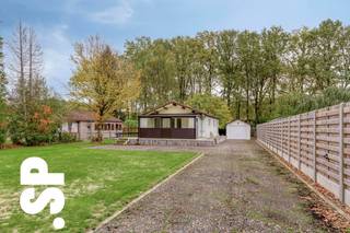 Instapklare chalet op perceel van 8A 95CA in de Langdonken van Herselt.<br /><br />Deze chalet werd volledig vernieuwd in 2021 met kwalitatieve materialen. Via de ruime veranda kom je in de gezellige woonkamer met open keuken. De keuken is volledig vernieuwd en uitgerust met moderne toestellen, waaronder een inductievuur en vaatwasser. Aansluitend bevindt zich een praktische wasplaats/berging. Verder beschikt de chalet over één slaapkamer en een volledig vernieuwde badkamer met douche, toilet en lavabomeubel.<br /><br />De tuin is volledig aangelegd en omheind, waardoor je in alle rust kan genieten van het buitenleven. Achteraan het perceel bevindt zich een ruime garage en tuinberging, ideaal voor extra opslag of hobbyruimte.<br /><br />Centraal doch rustig in het groen gelegen, geniet je toch van een vlotte verbinding naar omliggende gemeentes richting het centrum van Herselt met winkels, bakker, apotheek en andere voorzieningen en verbindingswegen.<br /><br />Nog vragen? Contacteer Immo SP op het nummer 014/59.10.20 of via Info@immosp.be.<br /><br />Benieuwd naar de waarde van uw eigen woning? Vraag vrijblijvend een gratis schatting aan – wij helpen u graag verder!
