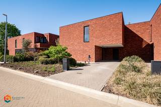 Op een uitstekende ligging in Beerzel vindt u deze stijlvolle, hedendaagse woning op een perceel van 523 m². De woning combineert een...