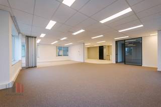 <strong>194 m²</strong> de bureaux élégants à louer (et à vendre)<br />Idéalement situés à proximité de la sortie du ring R0 à Groot-Bijgaarden, avec un accès aisé au carrefour de l’E40. Le bien est également très bien desservi par les transports en commun : la gare de Sint-Agatha-Berchem se trouve à seulement 200 m.<br /><br />Les bureaux sont situés au premier étage et ont récemment fait l’objet d’une rénovation complète, comprenant de nouvelles installations HVAC, un nouveau revêtement de sol, des travaux de peinture, des faux plafonds, un agréable espace repas avec une nouvelle cuisine, ainsi qu’une nouvelle répartition avec bureaux séparés, salles de réunion et espaces de concentration. Du mobilier a également été prévu et les sanitaires sont en cours de rafraîchissement.<br /><br />Les bureaux font partie de "<strong>Inter Access Park</strong>” et offrent un environnement de travail professionnel et confortable. Le bâtiment est équipé d’ascenseurs, d’un contrôle d’accès et d’un système d’alarme incendie.<br /><br />De nombreuses places de parking sont disponibles, avec possibilité d’acquérir des emplacements en surface et en sous-sol. D’autres surfaces sont également disponibles, de 383 m² à 2.780 m², à louer ou à vendre.<br /><br />Contactez <strong>PANORAMA B2B</strong> pour plus d’informations, plans ou une visite sans engagement au<strong> 0477 09 00 09.</strong>
