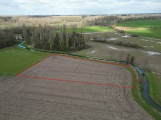 ! IN OPTIE - COMPROMIS IN OPMAAK ! <br />Perceel landbouwgrond met een regelmatige vorm en een oppervlakte van ± 54a 90ca. Het akkerland maakt deel uit van een groter geheel en is verpacht. Gvg, Lwag, Gmo, Vkr, Gvv. P-score: D.<br /><br />WETTELIJKE VERPLICHTE VERMELDINGEN:<br />Vergunningen: nee<br />Bestemming: landschappelijk waardevol agrarisch gebied<br />Geen gerechtelijke maatregelen opgelegd.<br />Voorkooprecht: ja (de pachter en de Vlaamse Waterweg nv)<br />Verkaveling: nee<br />P-score: D<br />Het perceel is gelegen langsheen de Leibeek, een geklasseerde waterloop van tweede categorie.<br />Eventuele opmetingskosten zijn ten laste van de koper.