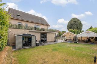 Multifunctioneel handelspand met royale woonst op toplocatie in OostmalleOntdek dit instapklare en multifunctionele handelspand met woonst, gelegen...
