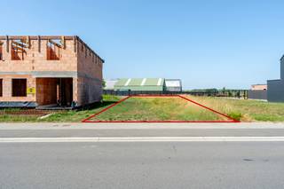 <p>Deze bouwgrond in residentiële omgeving combineert een rustige ligging met een uitstekende bereikbaarheid en een centrale locatie in Buggenhout. Het perceel is geschikt voor een halfopen bebouwing en biedt een mooie opportuniteit voor wie een woning op maat wil realiseren in een groene omgeving. Het Buggenhoutbos ligt bijna letterlijk in uw achtertuin, ideaal voor natuurliefhebbers, wandelaars en gezinnen die graag genieten van rust en open ruimte. Tegelijk bevinden winkels, scholen en verbindingswegen zich op korte afstand, wat zorgt voor extra wooncomfort. Een interessante kans voor wie op zoek is naar een bouwgrond met een sterke combinatie van natuur en bereikbaarheid.</p>

<p>Troeven:<br />• Bouwgrond voor halfopen bebouwing.<br />• Rustig maar centraal gelegen in Buggenhout.<br />• Buggenhoutbos bijna letterlijk in de achtertuin.</p>

<p>Neem vandaag nog contact op met je ERA-makelaar voor meer informatie. JOUW DROOMGROND. ZO GEVONDEN!</p>