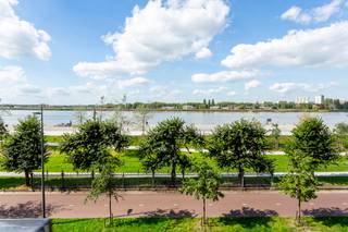 Vivre l’Exception sur les Quais de l’Escaut – Appartement Exclusif de 154 m²<br /><br />Situé dans un emplacement de choix le long des quais de l’Escaut nouvellement réaménagés, au cœur du quartier animé du Sud et à quelques pas de Waalsekaai, Vlaamsekaai et du nouveau Zuidpark, cet appartement exclusif de 154 m² offre une expérience de vie véritablement unique.<br />Installé dans le bâtiment résidentiel emblématique Hoopnatie, conçu par l’architecte Christine Conix, l’appartement bénéficie de vues panoramiques à couper le souffle et en constante évolution sur l’Escaut et ses quais magnifiquement repensés.<br /><br />Les impressionnantes baies vitrées, s’étendant sur toute la largeur de l’appartement, inondent l’intérieur de lumière naturelle, permettant à la fois au spacieux espace de vie et à la cuisine ouverte de profiter pleinement des vues spectaculaires sur le front de mer. La terrasse ensoleillée d’environ 13 m² est l’endroit idéal pour se détendre et profiter du soleil de l’après-midi ainsi que des couchers de soleil époustouflants sur l’Escaut.<br /><br />Le vaste espace de vie se fond harmonieusement avec la cuisine ouverte entièrement équipée, dotée d’appareils électroménagers haut de gamme. Un élégant bar à petit-déjeuner sépare subtilement les espaces de cuisson et de vie, tout en préservant l’atmosphère ouverte et aérée de l’appartement. Adjacent à la cuisine se trouve une buanderie pratique avec des raccordements pour une machine à laver et un sèche-linge.<br /><br />Le couloir de nuit mène aux chambres situées à l’arrière calme du bâtiment. La spacieuse chambre parentale dispose d’une salle de bain privative avec baignoire, double vasque et tout le confort moderne. La deuxième chambre bénéficie de l’accès à sa propre salle de douche. En outre, une troisième pièce polyvalente peut parfaitement servir de bureau à domicile, de salle de loisirs ou de chambre d’amis. Des toilettes pour invités séparées complètent l’aménagement.<br /><br /><span>Un box (n° 4 sur -1) est disponible à 250 €/mois.</span><br /><br />Cet appartement allie espace, lumière, confort et un emplacement exceptionnel pour offrir une expérience de vie unique en front de mer.<br /><br />Une opportunité rare pour ceux qui recherchent un cadre de vie élégant et exclusif dans l’un des quartiers les plus prestigieux d’Anvers.