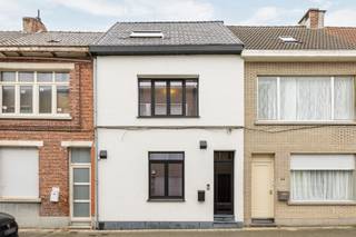 <p>Deze woning werd in 2019-2020 volledig gerenoveerd, van ondervloeren tot muren, daken en isolatie. Stap binnen en ervaar het comfort en de uitstraling van een nieuwbouwwoning. De woning is prachtig gelegen aan de rand van natuurgebied De Roomkouter. Via de achteruitweg achteraan de tuin — bijzonder handig voor fietsen — heeft u bovendien direct toegang tot het natuurgebied.</p>
<p><strong>Indeling</strong><br /><strong>Gelijkvloers</strong> Inkomhal (5m²). Apart gastentoilet. Praktische berging/wasplaats (11m²). De leefruimte en keuken (60m²) vormen één lichtrijk geheel met een magnifiek zicht op de zuid gelegen tuin en het achterliggende natuurgebied.</p>
<p><strong>1e Verdieping</strong> <br />Ruime slaapkamer (20m²). Royale badkamer voorzien van alle hedendaags comfort, waaronder een ligbad, inloopdouche, toilet en dubbele wastafel (12m²).</p>
<p><strong>2e Verdieping</strong> <br />Ruime nachthal (10m²) en twee volwaardige, comfortabele slaapkamers (12-9m²).</p>
<p><strong>Extra</strong> <br />Uitgerust met een ventilatiesysteem, warmtepomp, vloerverwarming en airconditioning op de slaapkamers. Het gunstige E-peil bevestigt dat de woning ruimschoots voldoet aan de huidige energienormen. Parkeergelegenheid vlakbij en als absolute troef: de achteruitweg met directe toegang tot de natuur.</p>