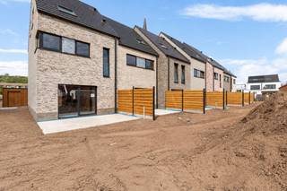 <strong>6% BTW mogelijk, prijzen vanaf €349.005,00 excl. kosten!</strong><br /><br />Op een gunstig gelegen perceel in Kessel, vlakbij het centrum, winkels, scholen en openbaar vervoer, bevindt zich deze energiezuinige nieuwbouwwoning (BEN) met drie slaapkamers. De woning biedt een aangename woonomgeving met een groen uitzicht, gecombineerd met hedendaags wooncomfort volgens de strengste energienormen.<br /><br />Deze stijlvolle halfopen bebouwing wordt uitgerust met een warmtepomp, zonnepanelen, een volledig ingerichte keuken en een moderne badkamer. Bovendien krijgt u nog inspraak in de afwerking, volledig volgens het lastenboek.<br /><br /><strong>Let op: de getoonde afwerking is louter indicatief en vormt geen weergave van de specificaties in het lastenboek.</strong><br /><br />Via de inkomhal met gastentoilet betreden we de woning. De lichtrijke leefruimte biedt voldoende plaats voor een gezellige zithoek en een aparte eetruimte. De open keuken sluit hier naadloos op aan en wordt voorzien van kwalitatieve toestellen. Vanuit de leefruimte heeft u directe toegang tot het ruime terras en de zuidoost georiënteerde tuin, waar u in alle rust en privacy kunt genieten. Op het gelijkvloers bevindt zich eveneens een praktische berging.<br />Op de eerste verdieping geeft de nachthal toegang tot twee slaapkamers en een badkamer, uitgerust met een dubbele lavabo, inloopdouche en toilet. Mits de nodige aanpassingen kan de zolderverdieping worden ingericht als een volwaardige derde slaapkamer, met bijkomende bergruimte..<br />Een parkeerplaats dient verplicht bij aangekocht te worden. In de voortuin wordt bovendien een fietsenberging voorzien in een stalen constructie.<br /><br />Dit is een uitstekende opportuniteit als u op zoek bent naar een kwalitatieve nieuwbouw woning met 3 slaapkamers op een centrale locatie. Contacteer ons voor meer informatie op 0474/78 07 73 of neem een kijkje op www.boonstravastgoed.be.<br /><br />Bijzonderheden:<br />- Nieuwbouw<br />- 3 slaapkamers<br />- Centrale locatie
