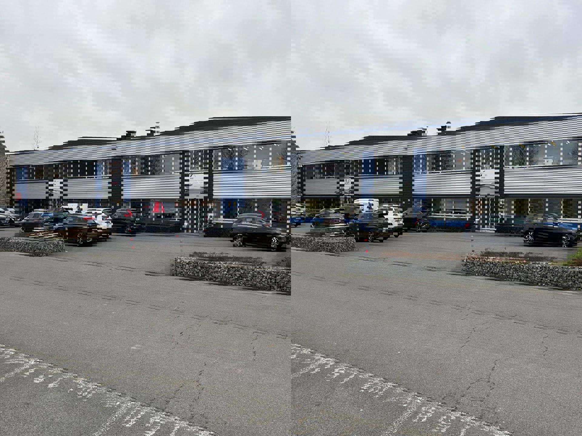 Magazijn van 1.152 m²  en kantoor 288m² te Aartselaar. - foto 1